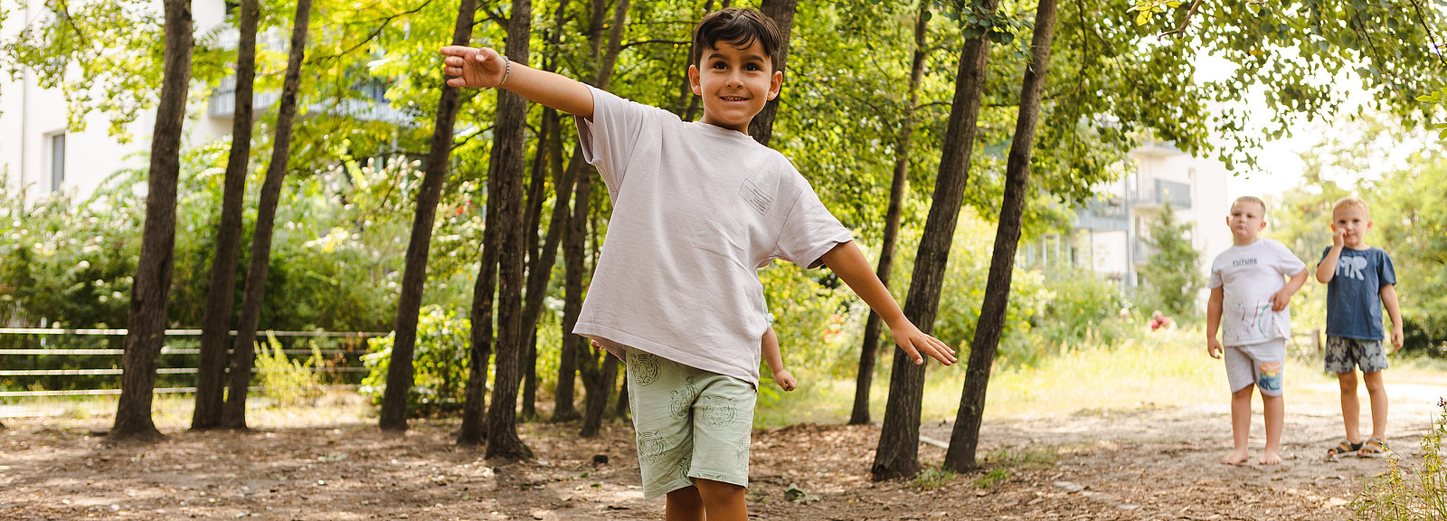 Ein Kind balanciert auf einem Bahngleis im Naturerfahrungsraum im Park am Gleisdreieck