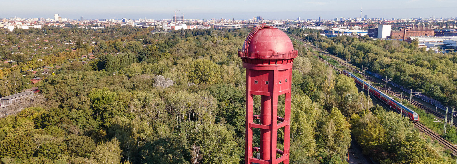 Drohnenfoto des Wasserturms im Natur Park Südgelände in Berlin